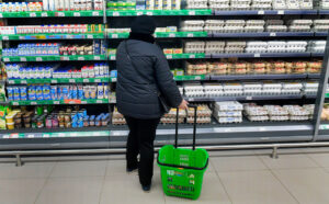 Треть россиян заявили об экономии на еде в период самоизоляции